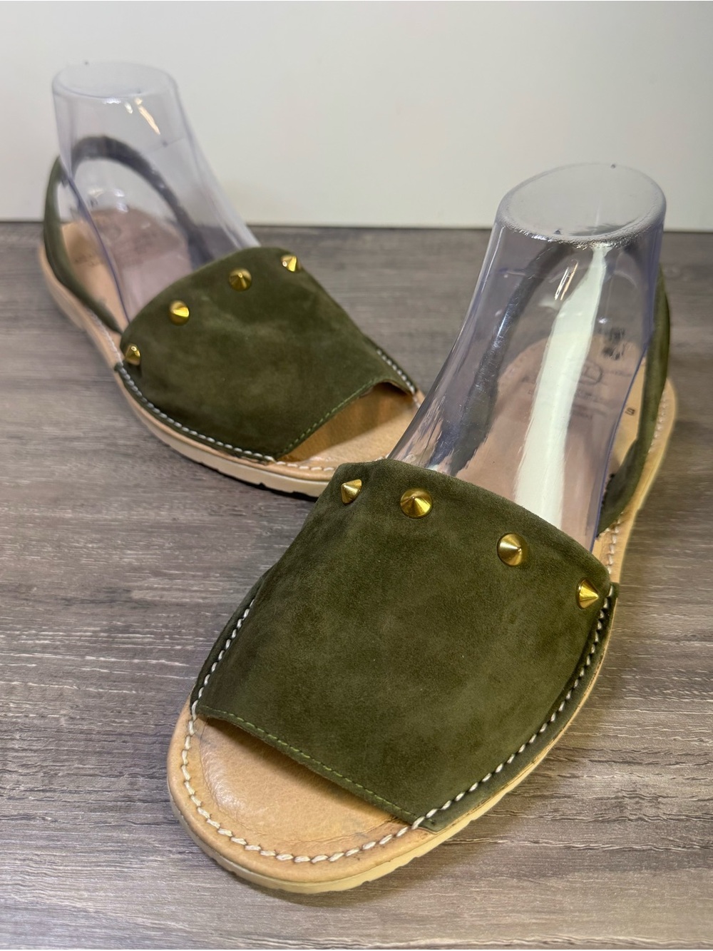 Alejandina’s Olive Green Suede Studded Avarca Menorquina Sandals size 10 EUC